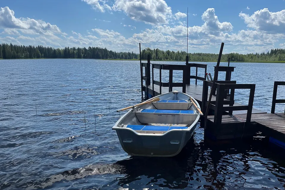 Kolbackens Camping & Stugby - Fiskebåt i sjön